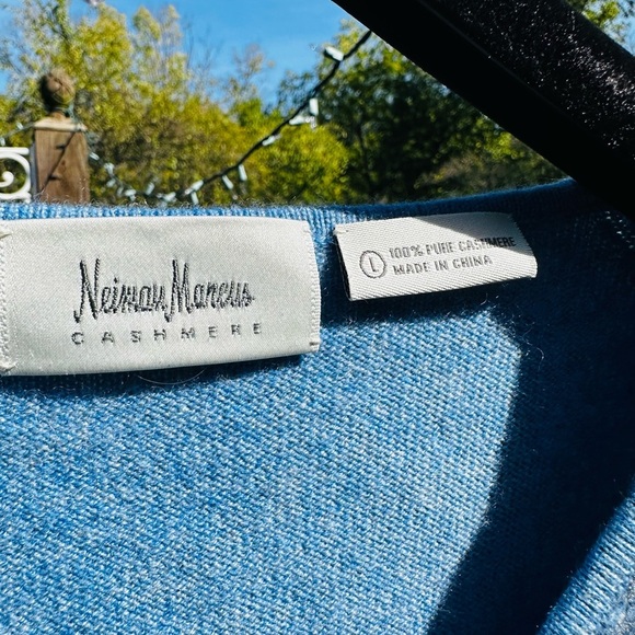 Neiman Marcus Cashmere Sweater Sz L Blue and Gold - Picture 3 of 4